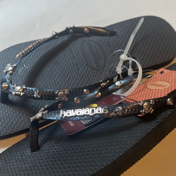 Havaianas Skull Crossbones Slim Hardware Studded Spikes Black Flip flops Slides - Picture 6 of 13